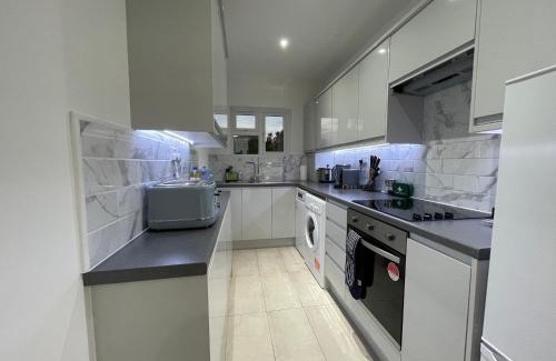 Roxbourne Apartment | 4 Bedroom Terraced House with Huge Garden