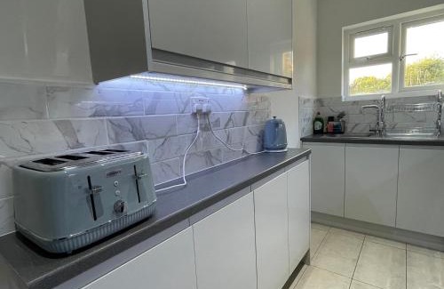 Roxbourne Apartment | 4 Bedroom Terraced House with Huge Garden
