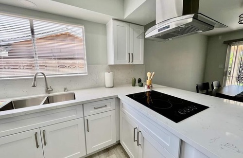 Paradise House | 4-bedroom vacation home 5 minutes to Fremont Street