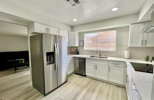 Paradise House | 4-bedroom vacation home 5 minutes to Fremont Street