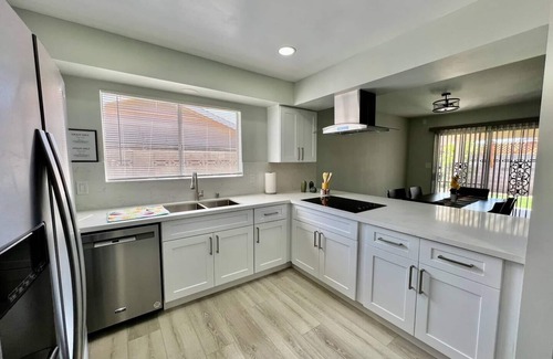 Paradise House | 4-bedroom vacation home 5 minutes to Fremont Street