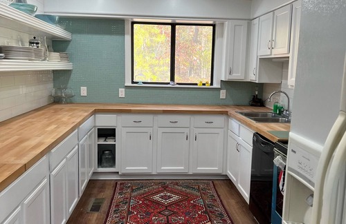 Shirley House | 4-bedroom vacation home Lake Front with a Hot Tub Bunk House