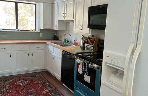 Shirley House | 4-bedroom vacation home Lake Front with a Hot Tub Bunk House