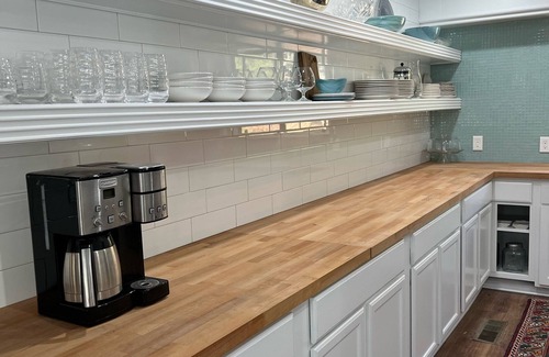 Shirley House | 4-bedroom vacation home Lake Front with a Hot Tub Bunk House