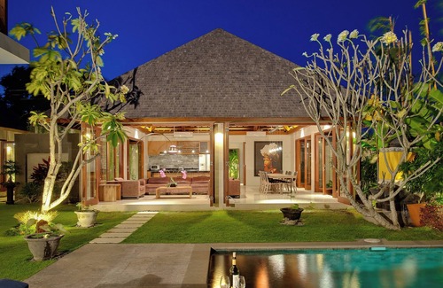 Batubelig House | 4-Bedroom Villa in Seminyak near Batu Belig Beach
