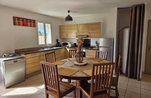 Cournonsec House | 4-bedroom villa, open view over fields, swimming pool, enclosed garden