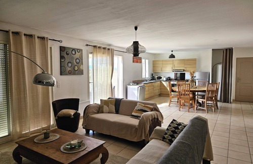 Cournonsec House | 4-bedroom villa, open view over fields, swimming pool, enclosed garden