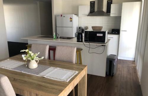 Wandina House | 4 Bedroom Wandina Home - 5 TVs & Close to Shopping Centre