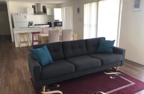 Wandina House | 4 Bedroom Wandina Home - 5 TVs & Close to Shopping Centre