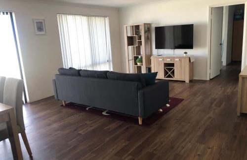 Wandina House | 4 Bedroom Wandina Home - 5 TVs & Close to Shopping Centre