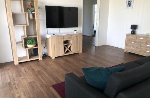 Wandina House | 4 Bedroom Wandina Home - 5 TVs & Close to Shopping Centre