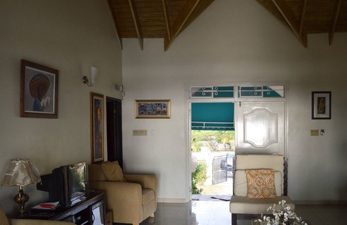 Whitehouse Villa | 4 Bedroom Waterfront Cottage with Pool