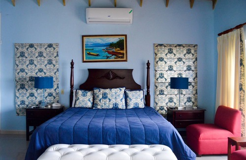 Whitehouse Villa | 4 Bedroom Waterfront Cottage with Pool