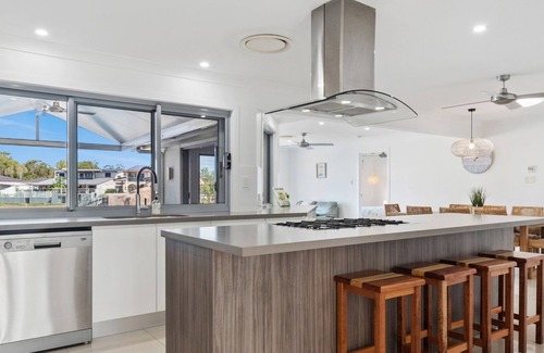 Maroochydore House | 4 bedroom with large water frontage and pool
