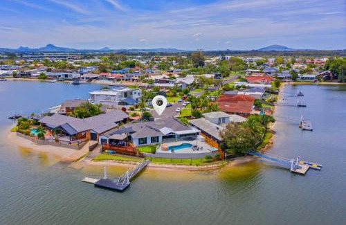 Maroochydore House | 4 bedroom with large water frontage and pool, reverse air conditioning
