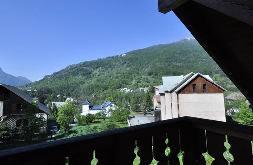 Forville Cabin | 4 bedroomed modern chalet in southern Alps in France's highest town.