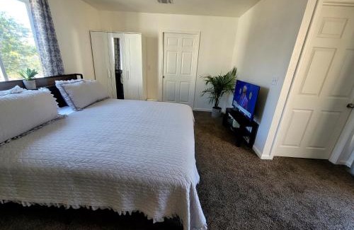 Mid-Wilshire House | 4 Bedrooms & 2.5 Bathrooms in LA
