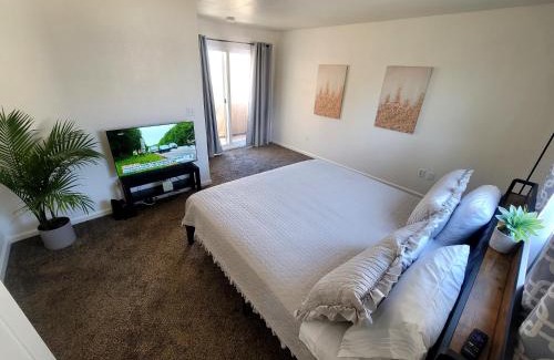 Mid-Wilshire House | 4 Bedrooms & 2.5 Bathrooms in LA