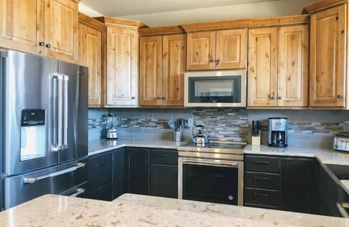 Estes Park House | 4 bedrooms 3 bath close to downtown and RMNP- beautiful!