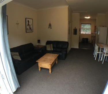 Frampton House | 4 Bedrooms, 3 Bathrooms, Comfy beds, 5 Netflix TVs & VAN PARKING
