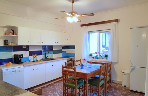 Vatopedi House | 4 bedrooms, 3 bathrooms, large garden with a beautiful view