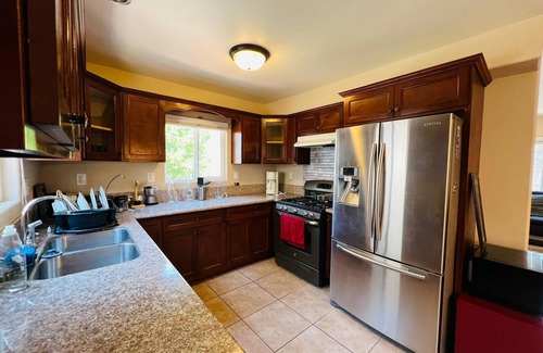 Central San Pedro House | 4 Bedrooms 3 Full Bath hops away from Marina & Beach.
