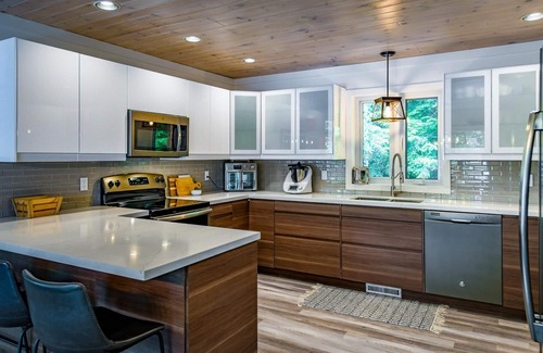 Seguin Cottage | 4 bedrooms and 3 bathrooms on Clear Lake!