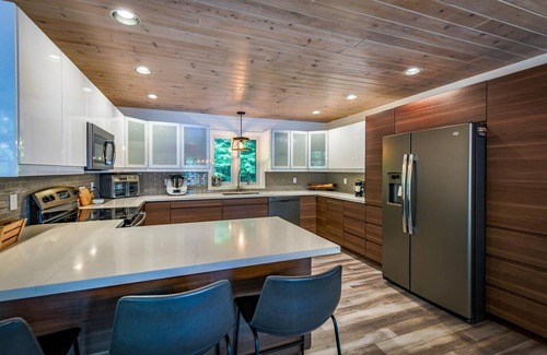 Seguin Cottage | 4 bedrooms and 3 bathrooms on Clear Lake!