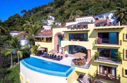 Conchas Chinas Villa | 4 bedrooms - Conchas Chinas villa in Puerto Vallarta with views, infinity pool and staff