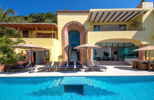 Conchas Chinas Villa | 4 bedrooms - Conchas Chinas villa in Puerto Vallarta with views, infinity pool and staff