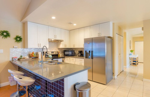 Chinatown House | 4 bedrooms entire house with pool 10 min to strip. 31 nights minimum stay.