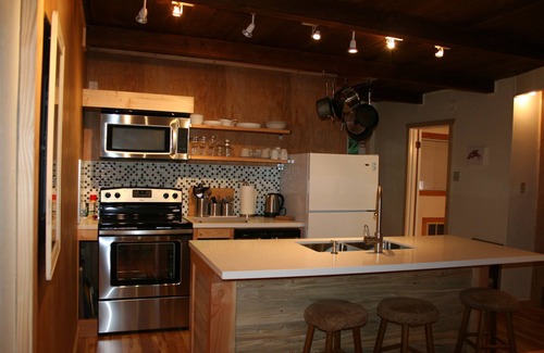 Glacier Cabin | 4 bedrooms, hot tub, max 6 adults, gas fireplace Snowline Community Mt. Baker