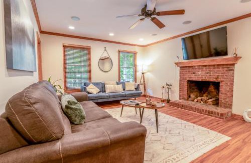Cary House | 4 Beds ,King Bed, Tvs, Kids essentials, office, Grill, Crib, in Bond park ,PNC Arena