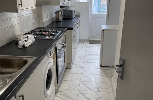 Custom House House | 4 Beds, Sleeps 15, near Lcy Airport & ExCel London