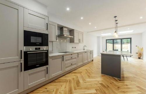 Coulsdon West Villa | 4 Beds Work Housing Near Croydon with Free Parking, High Speed WIFI sleeps up to 9