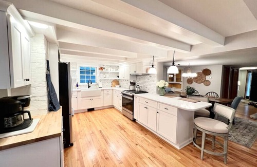 Tully House | 4 BR/2.5 BA Lake House | Pets OK | Fire Pit | Dock