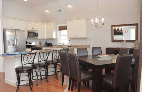 North End House | 4 BR/2 Bath/Town Center -Top Floor w/Roofdeck