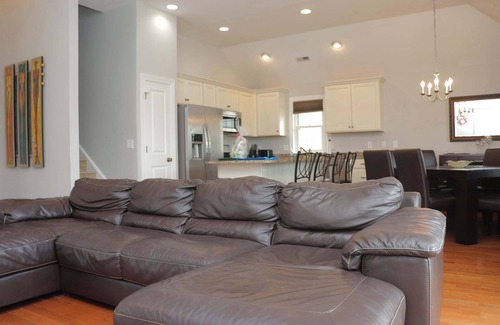 North End House | 4 BR/2 Bath/Town Center -Top Floor w/Roofdeck