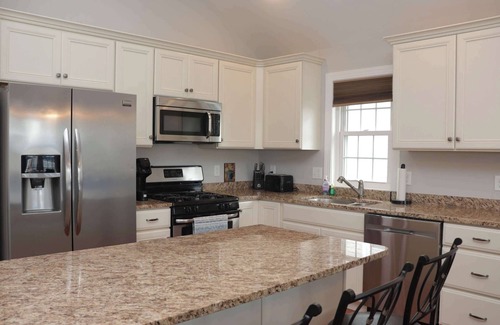 North End House | 4 BR/2 Bath/Town Center -Top Floor w/Roofdeck