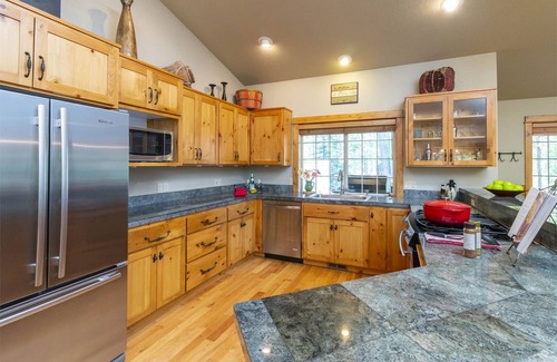 Deer Park House | 4 BR (2 Masters) Air-Conditioned Lodge Style with Free Tennis, Pool, and Bikes