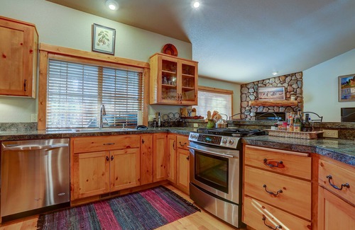 Deer Park House | 4 BR (2 Masters) Air-Conditioned Lodge Style with Free Tennis, Pool, and Bikes