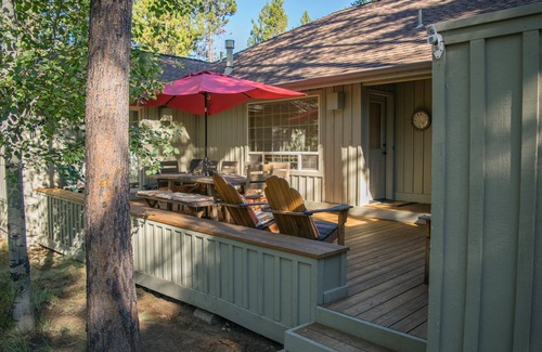 Deer Park House | 4 BR (2 Masters) Air-Conditioned Lodge Style with Free Tennis, Pool, and Bikes