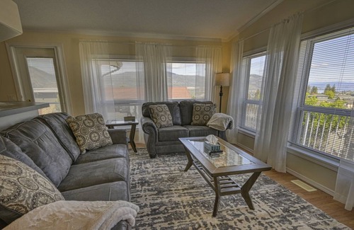 Okanagan-Similkameen House | 4 BR/4 BA beautiful family friendly house with stunning lake view