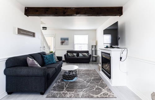 Wasaga Beach Cottage | 4 BR Beach Cottage: Hot Tub- Firepit-Table tennis