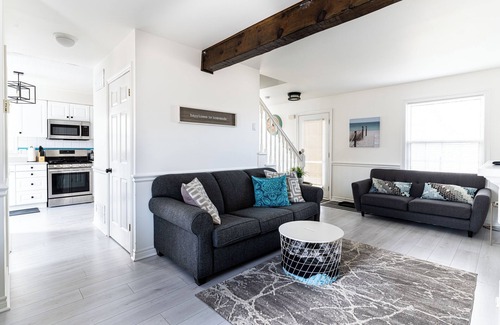Wasaga Beach Cottage | 4 BR Beach Cottage: Hot Tub- Firepit-Table tennis