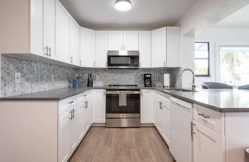 Redevelopment Area House | 🏖️4 BR Canal Front Oasis- 1.5 Miles to Downtown!