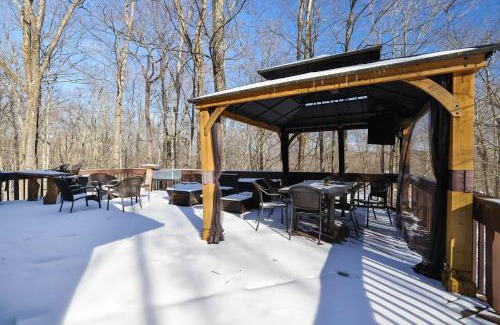 Tobyhanna House | 4 Br Cozy Cabin Sleeps 8 Pool Table Arcade Beach