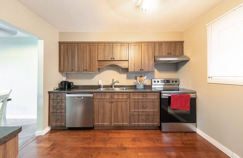 Windsor House | 4 BR Executive Town home, Indoor Pool, close to shopping, restaurants, and parks