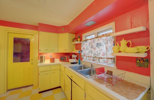 Sandusky House | 4 BR Home 5 Mins to Cedar Point, Retro 1970s!nn