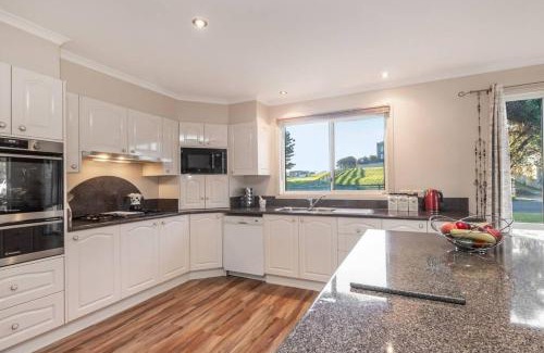 Warrnambool House | 4 BR house near beach sleeps 9